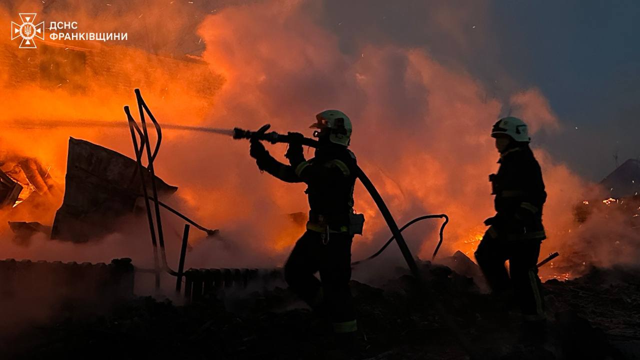 На Прикарпатті вночі горів навчальний заклад: фото з місця події