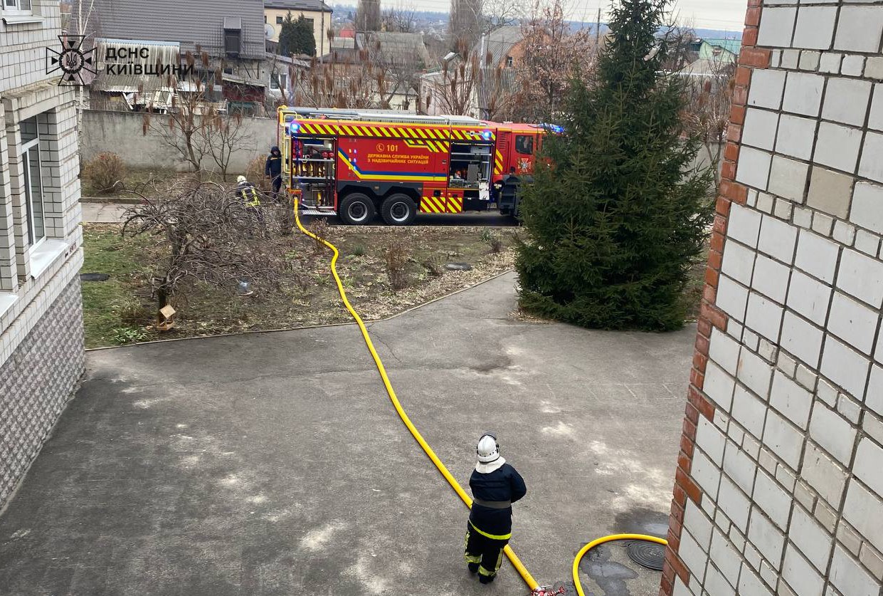 Вибухнув повербанк: на Київщині сталася пожежа в одній зі шкіл (фото)