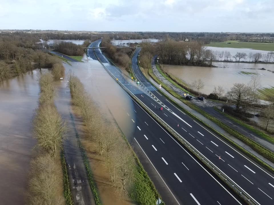 Франція потерпає від повені: рівень води побив багаторічні рекорди (відео)