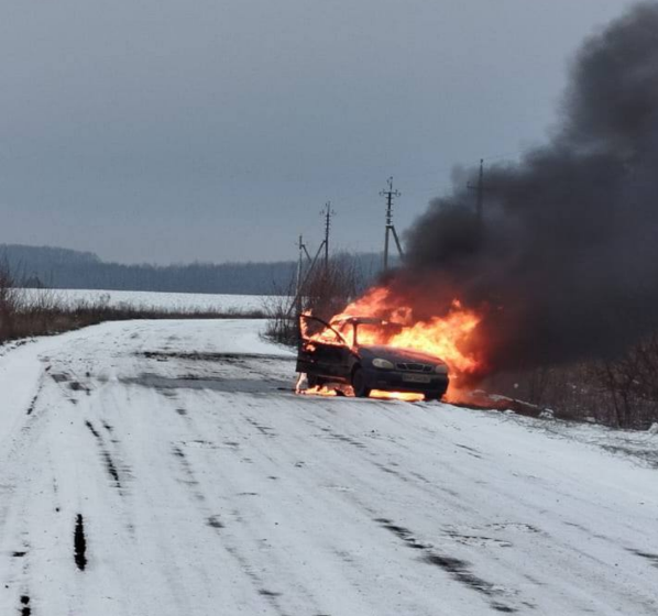 На Сумщині окупанти безпілотниками атакували два цивільні авто: троє поранених (фото)