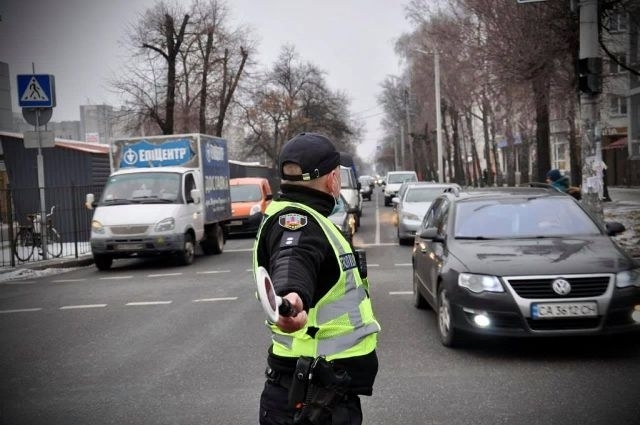 У Рівному притягнули водія до відповідальності за ігнорування хвилини мовчання (відео)