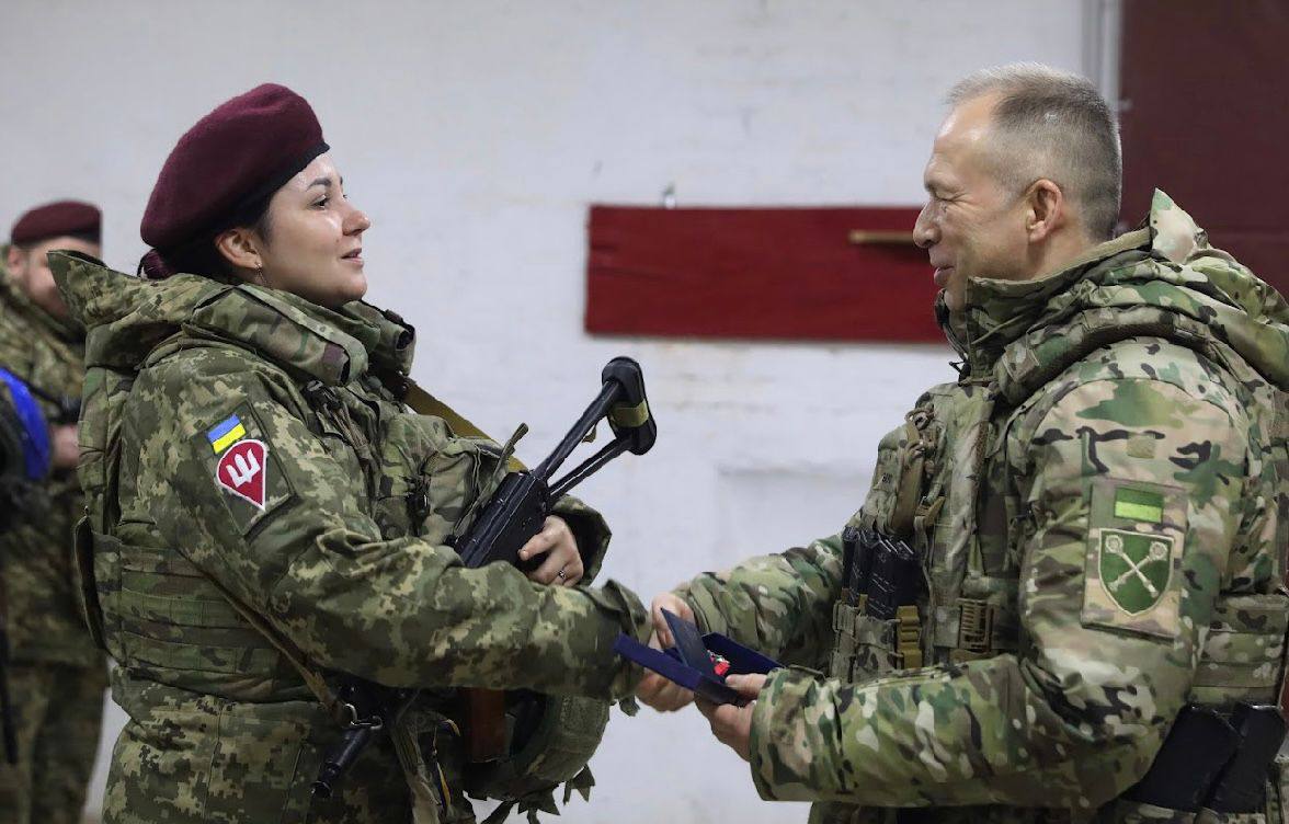 Сирський відвідав Курський напрямок, де нагородив українських воїнів (фото)