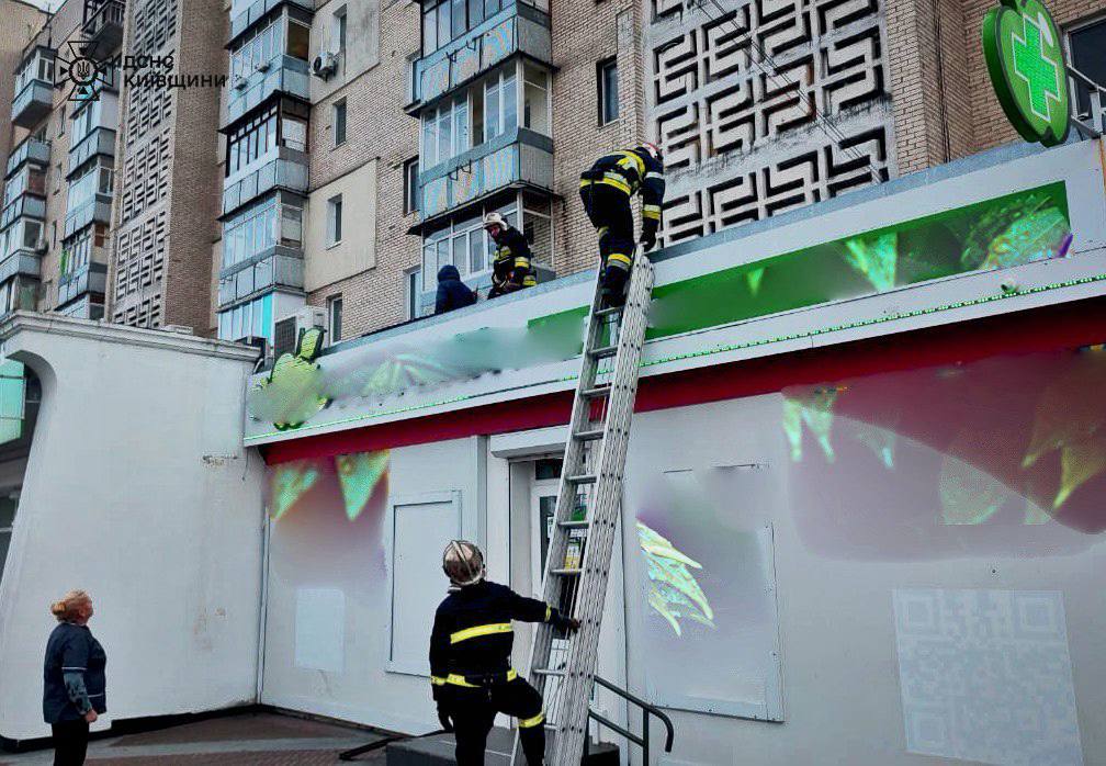 На Київщині пенсіонерка випала з четвертого поверху (фото)