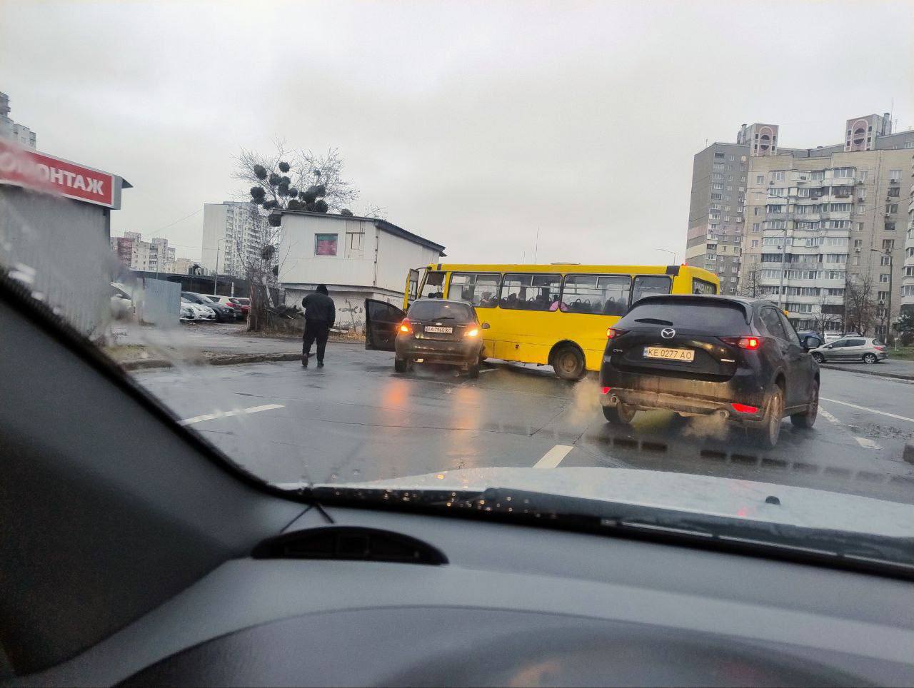 У Києві легковик врізався у шкільний автобус (фото, відео)