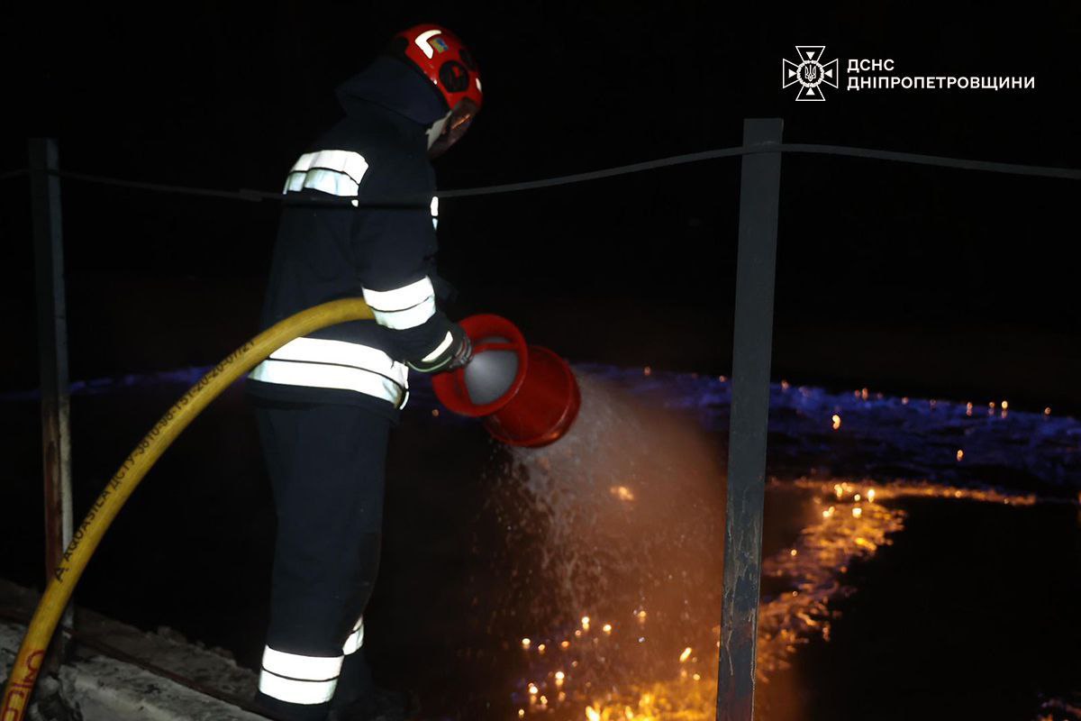 У Дніпрі після нічної атаки дронів пошкоджено будинки, спалахнули пожежі (фото) 