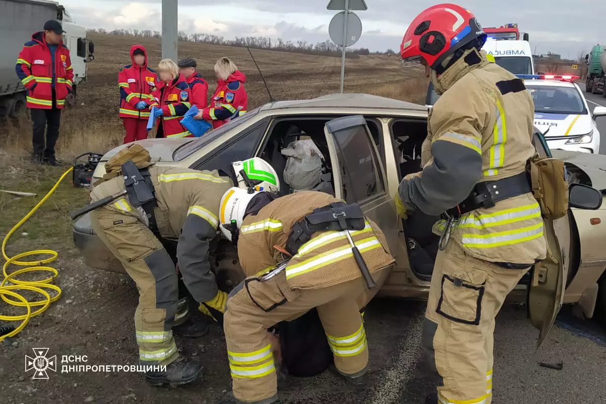 На Дніпропетровщині зіткнулися легковик та вантажівка: троє людей загинули (фото)