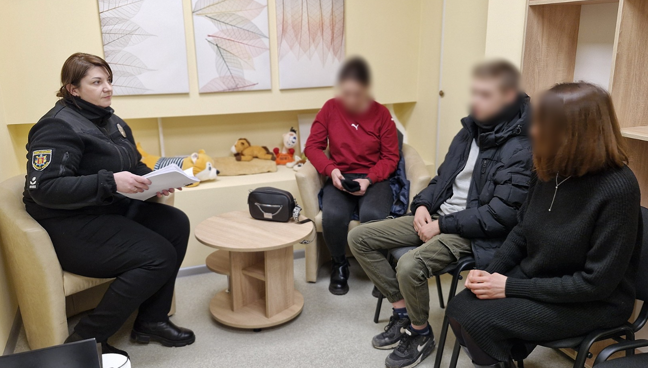 У Запоріжжі підлітки влаштували фотосесію з мертвим собакою та підпалили його: юнаків розшукала поліція