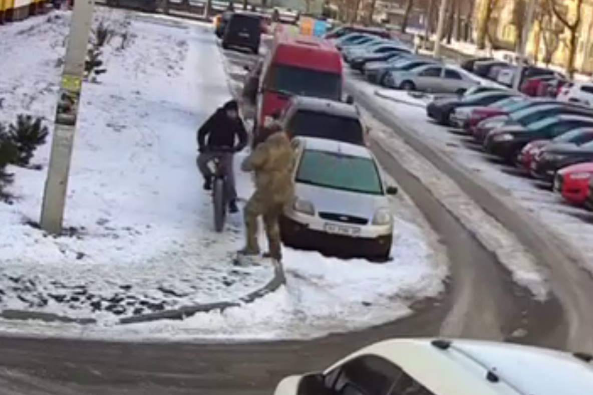 У Харкові чоловіки у військовій формі напали на велосипедиста: поліція відкрила справу