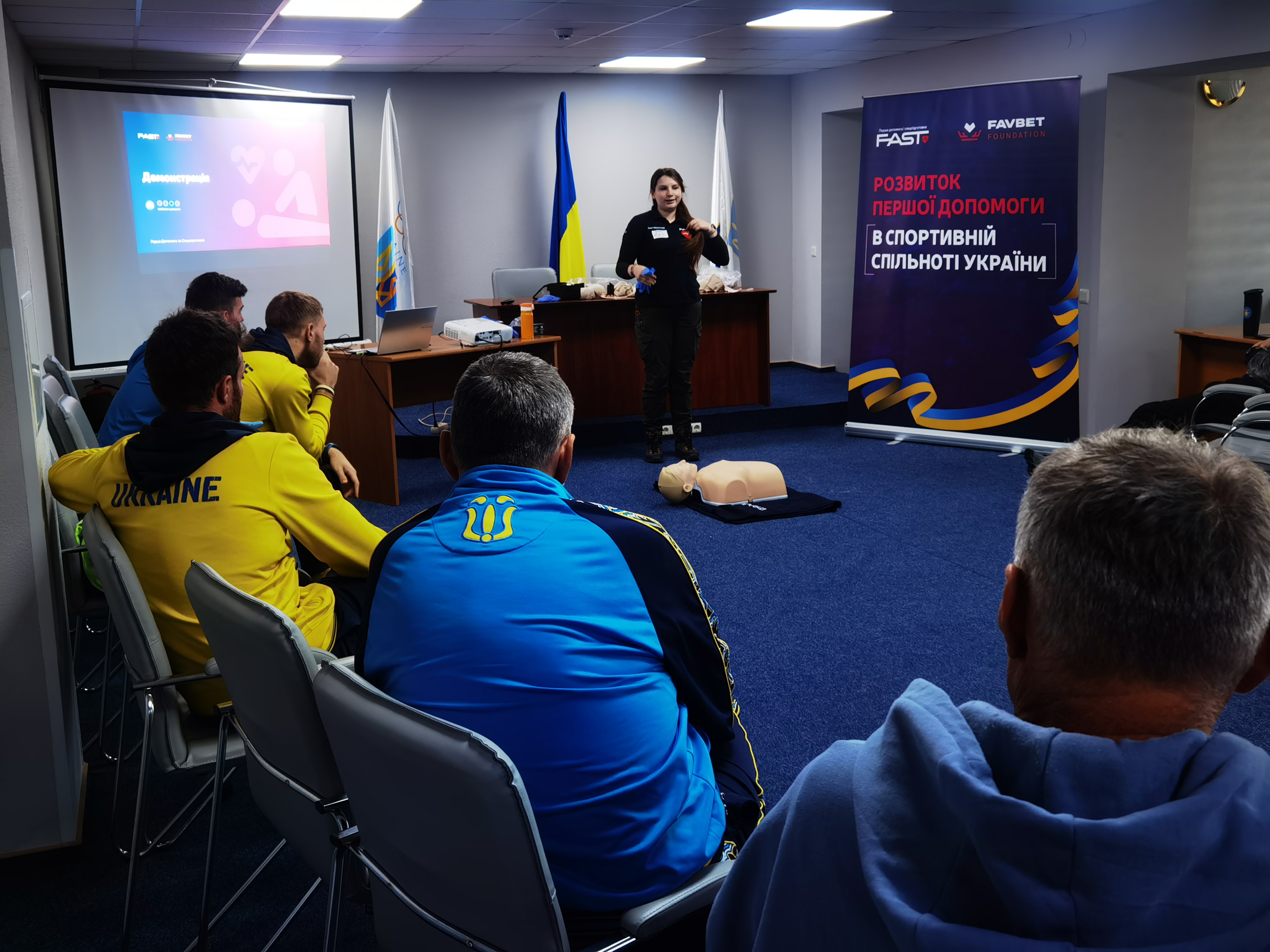 Українські спортсмени вчаться рятувати життя: новий проект від FAST та Favbet Foundation