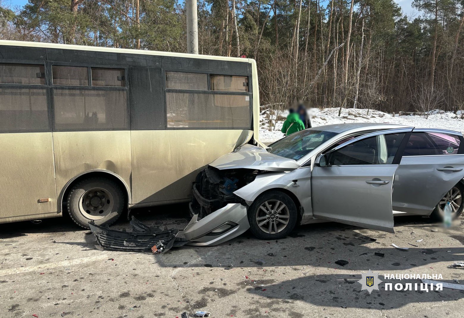 У Києві п’яний водій врізався в маршрутку й автопідйомник: є постраждала (фото)