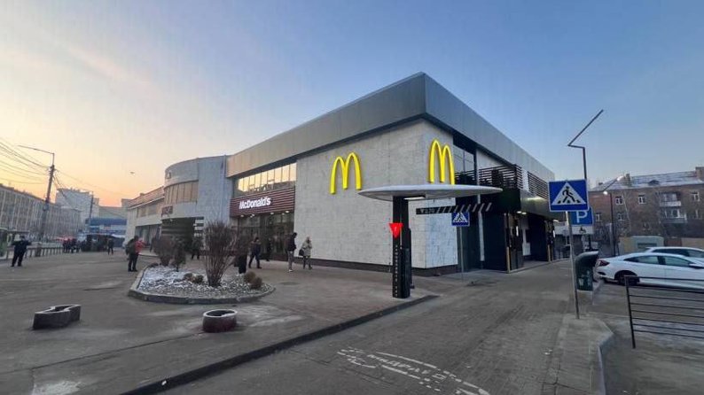 McDonald's біля станції метро Лук'янівська у Києві відновив свою роботу після ракетної атаки