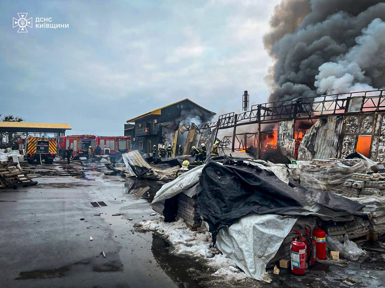 На Київщині спалахнула масштабна пожежа: горить центр управління відходами (фото)