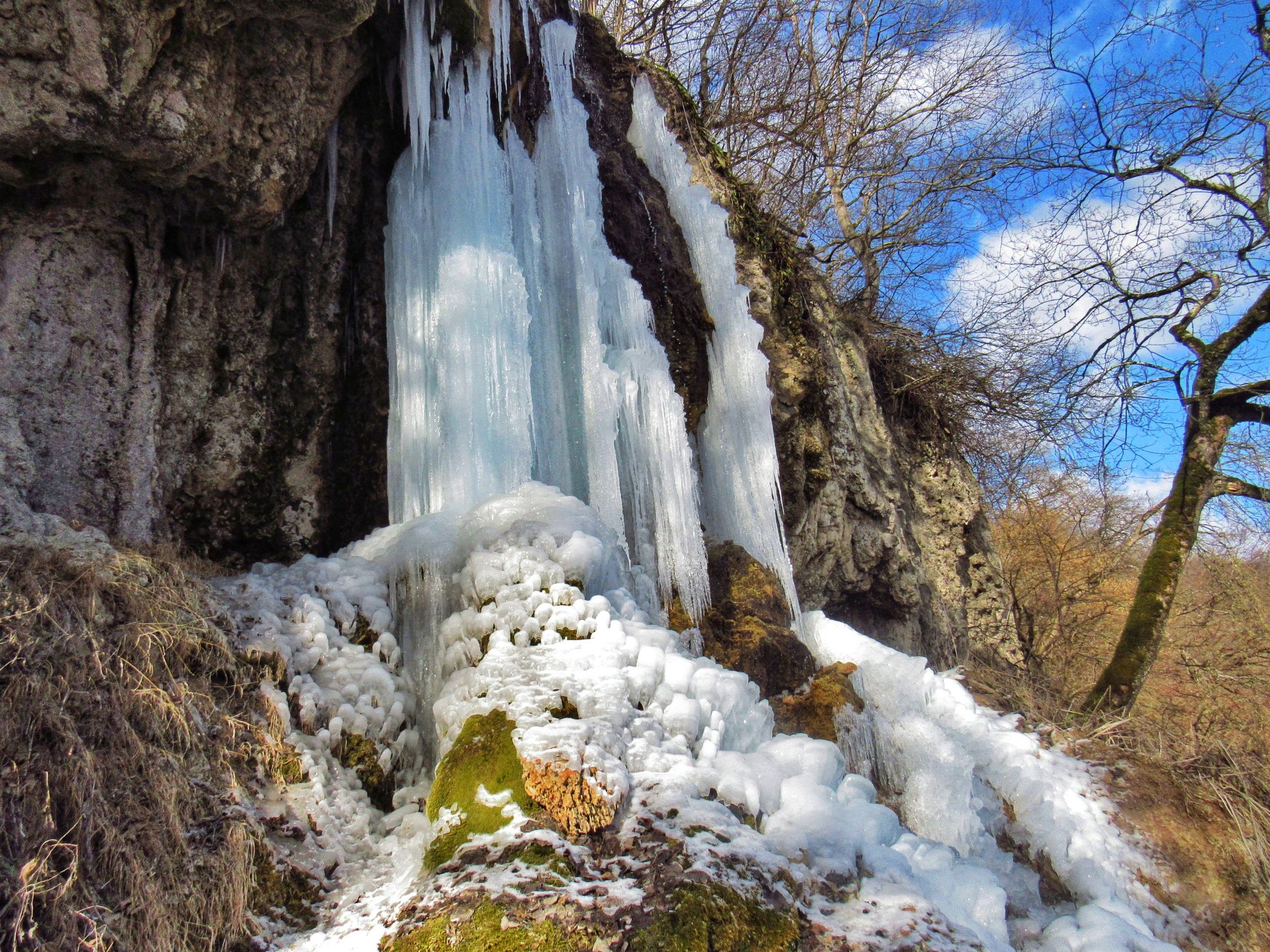 На Тернопільщині замерз водоспад Дівочі сльози: вражаючі фото