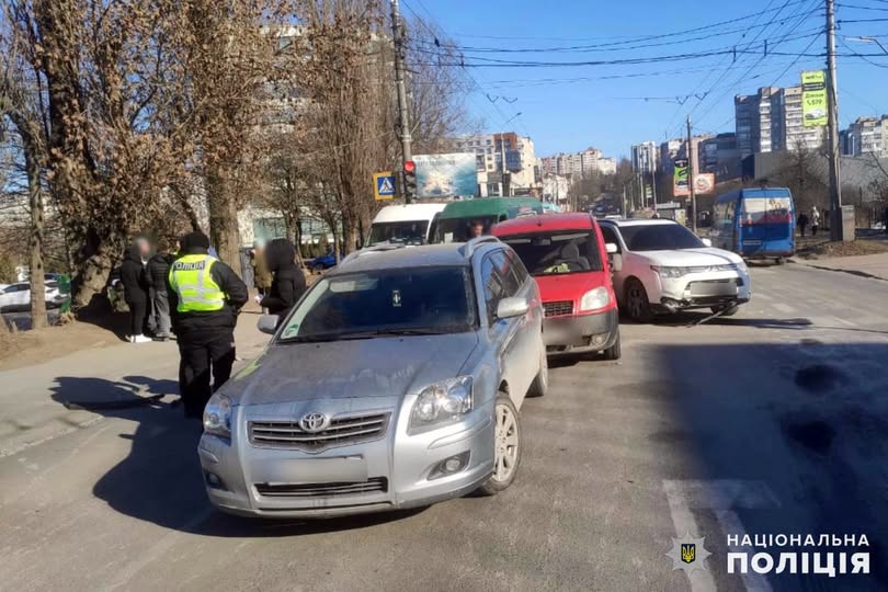 У Хмельницькому зіткнулися одразу п'ять автівок: є травмовані