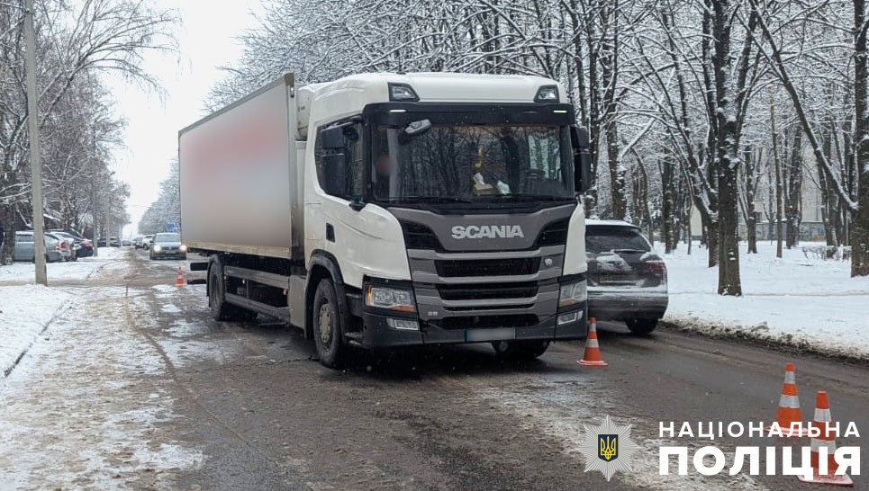 У Полтаві вантажівка збила військового: деталі