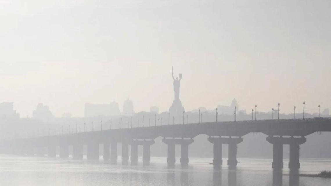 У Києві третій день поспіль фіксують високий рівень забрудненості повітря: що каже влада