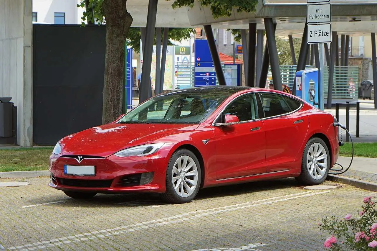 Власники Tesla активно купують наліпки на авто з критикою Ілона Маска