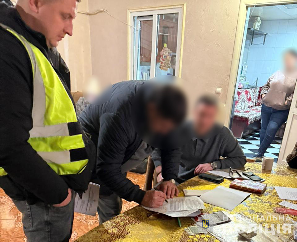 У Києві викрили аферистів, які незаконно привласнювали та перепродували чужі квартири