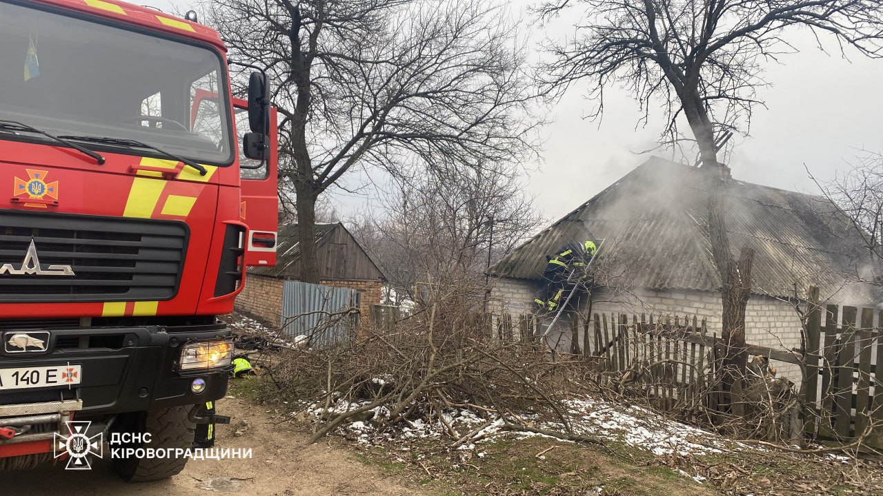 На Кіровоградщині згорів будинок: загинула дитина, є постраждалі (фото)