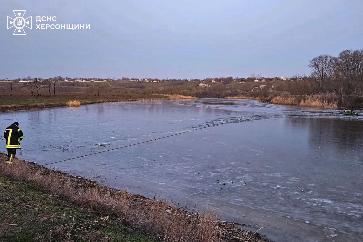 Моторошна трагедія на Херсонщині: п'ятеро дітей провалилися під кригу (фото, відео)