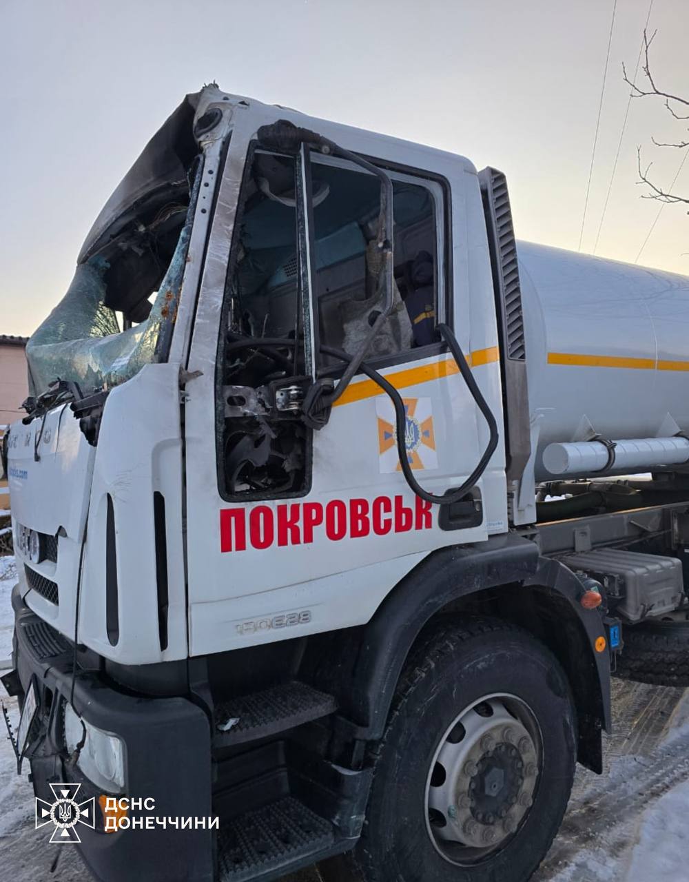 Везли воду мирним жителям: на Донеччині окупанти атакували автомобіль рятувальників (фото)