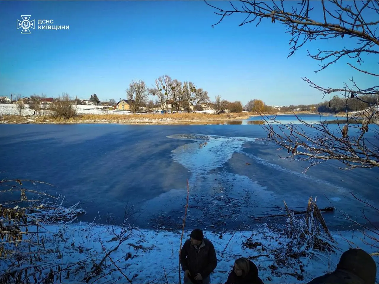 На Київщині та Франківщині дітей врятували з крижаної води (фото, відео)