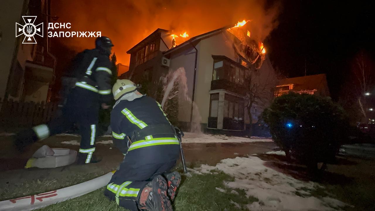 Окупанти вдарили дроном по житловій будівлі в Запоріжжі: рятувальники показали наслідки (фото, відео)