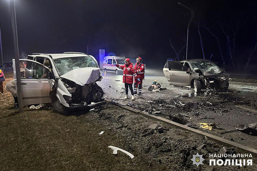 На Хмельниччині сталася масштабна ДТП: постраждали девʼятеро людей, серед них — діти (фото)