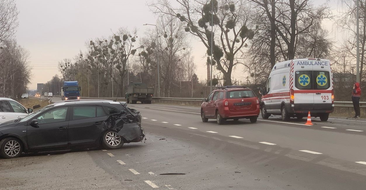 На Львівщині сталася ДТП за участі швидкої: є поранений (фото)