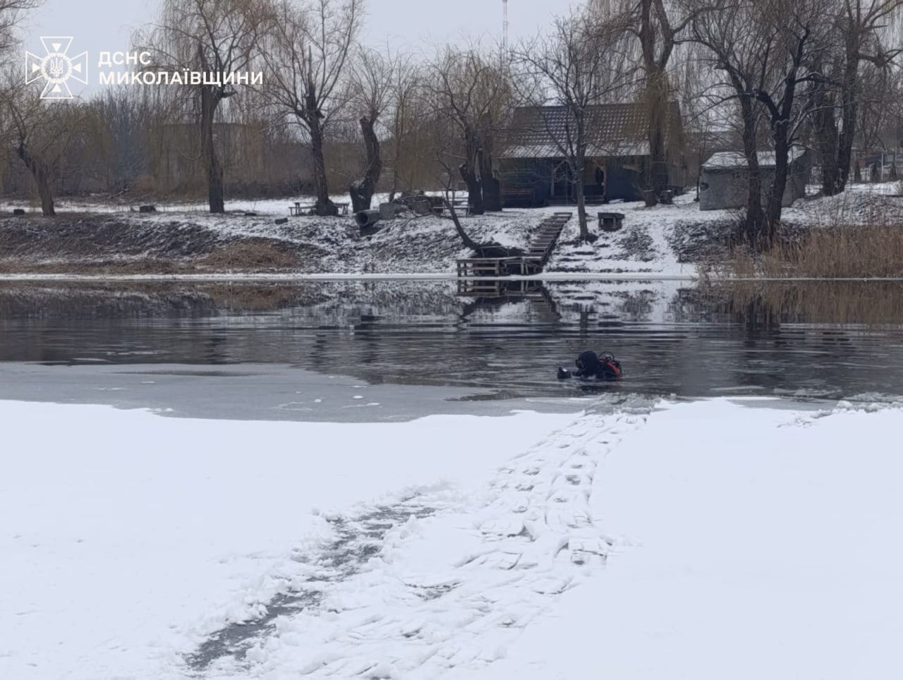 На Миколаївщині рятувальники виявили тіла двох хлопчиків, які провалилися під лід (фото)