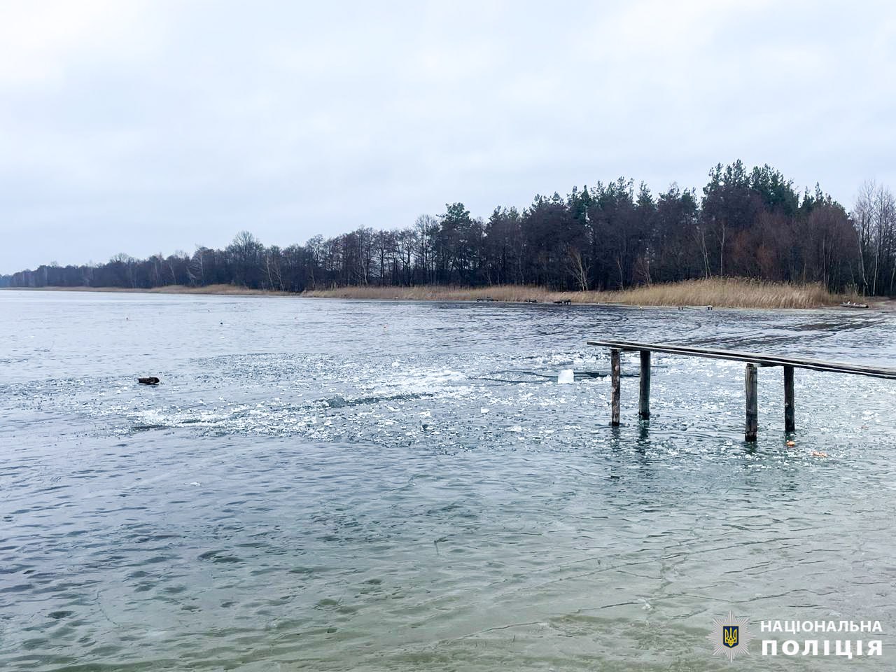 На Рівненщині трактор провалився під кригу: водій загинув (фото)