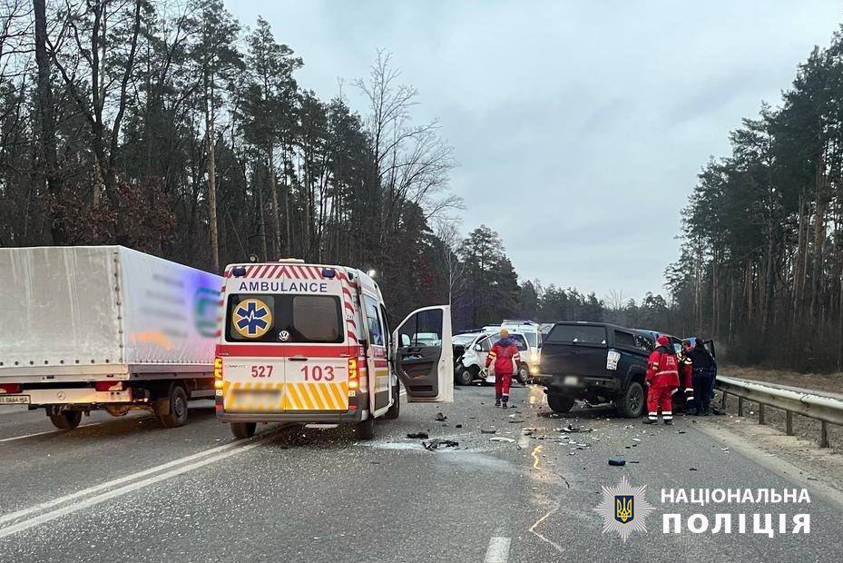 Під Києвом сталася масштабна автотроща: є постраждалі (фото)