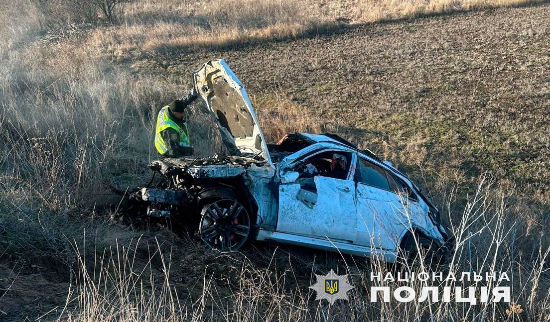 Автомобіль з'їхав з дороги й перекинувся: на Полтавщині у моторошній ДТП загинув водій легковика