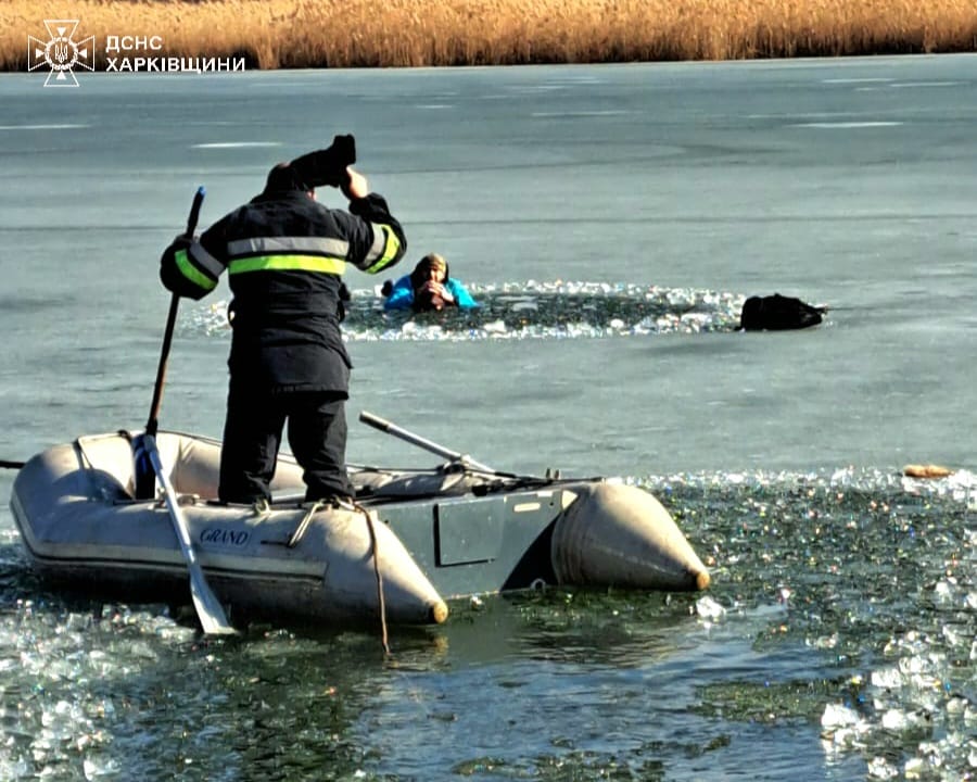 На Харківщині троє рибалок провалились під кригу: врятувати вдалося лише двох (фото)