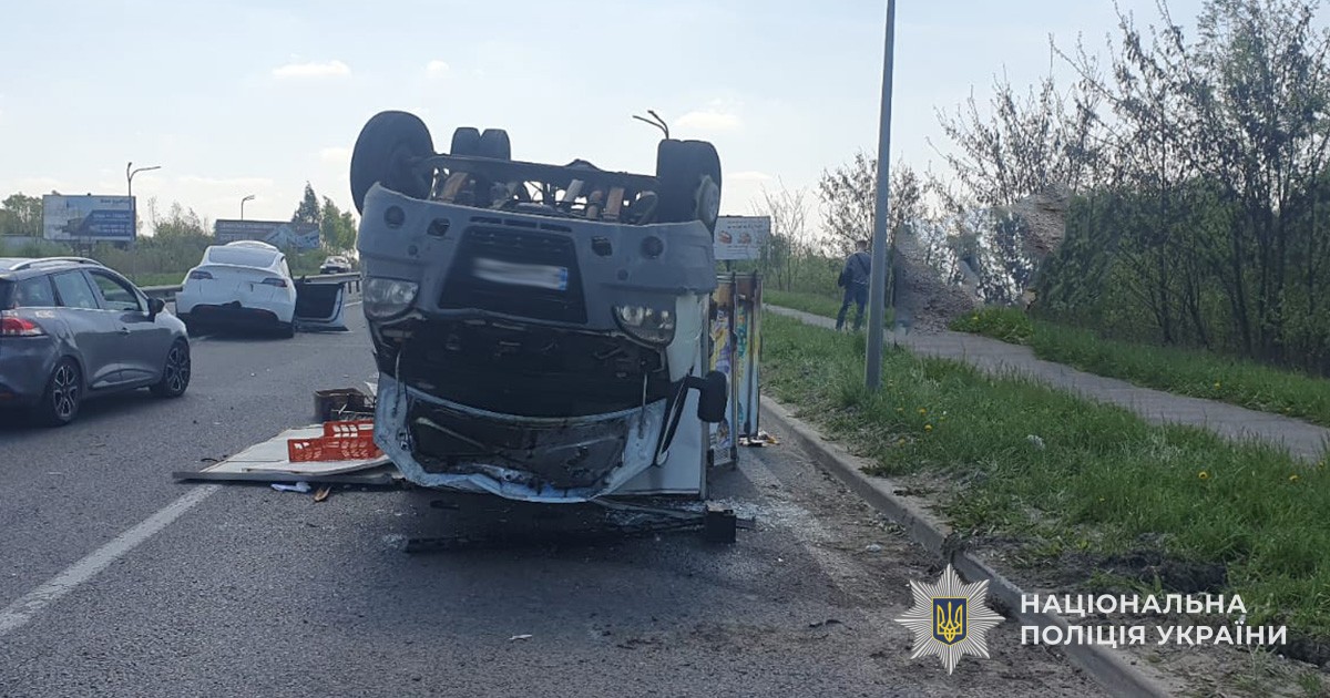 На Львівщині зіткнулися одразу три автівки: вантажівка перекинулась на дах (фото)