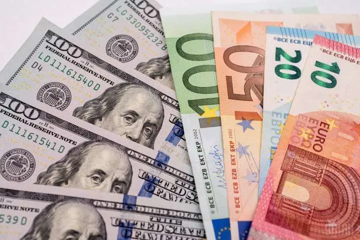 Долар і євро різко подешевшають: який курс валют Нацбанк встановив на 30 квітня