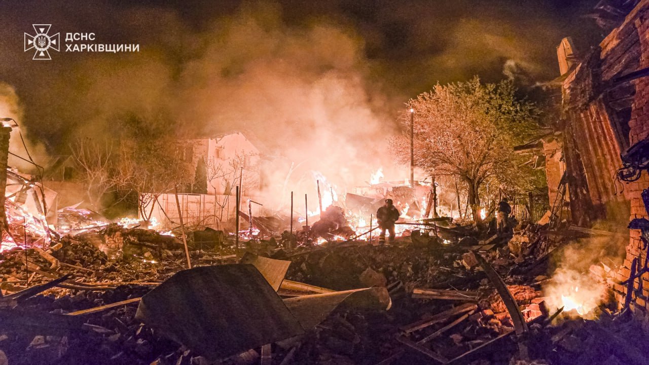 Спалахнуло 10 пожеж, постраждали понад 40 людей: наслідки нічного обстрілу Харкова (фото)