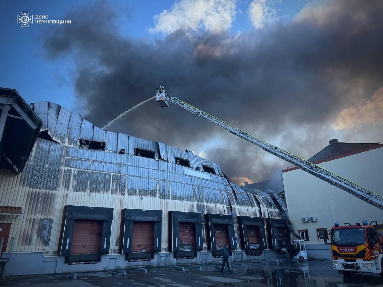 Рашисти вгатили по Чернігівщині: спалахнули масштабні пожежі, є постраждалі (фото)