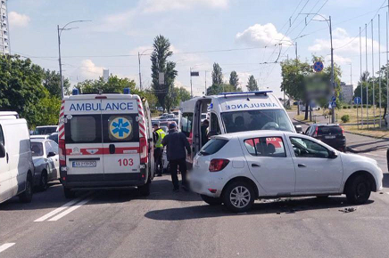 На місці поліція й швидка: у Києві на одному з проспектів сталася ДТП, ймовірно, з постраждалими