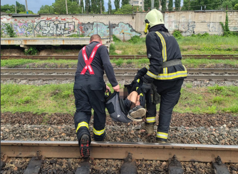 В Одесі 11-річного хлопця вдарило струмом на даху вантажного потяга (фото)