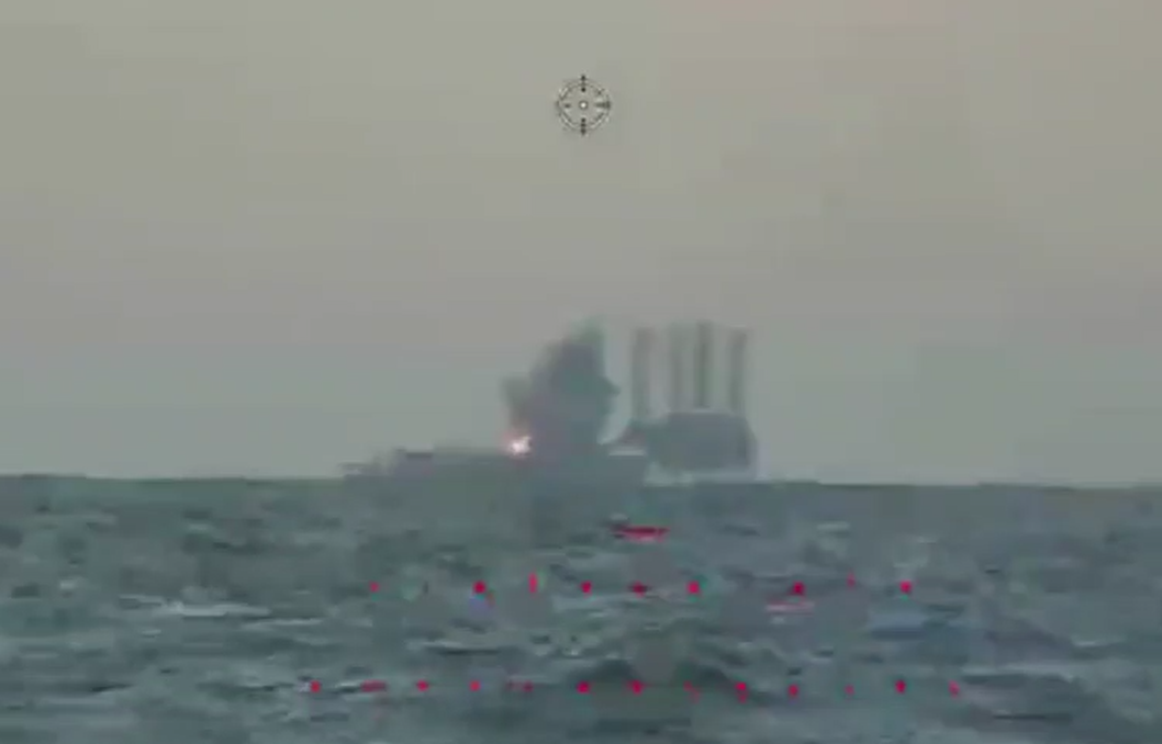 Українські дрони знищили російські об’єкти в Чорному морі (відео)