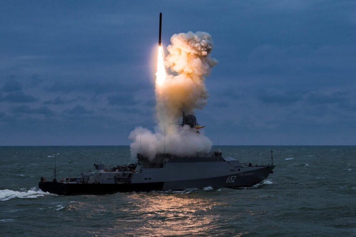 Після тривалої перерви росіяни знову вивели у Чорне море носії Калібрів: скільки ракет напоготові у ворога