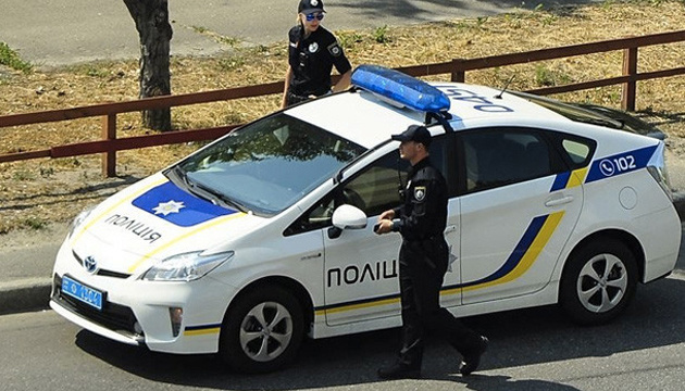 У Львові 19-річний юнак влаштував стрілянину в торгівельному кіоску, вимагаючи виторг у продавчині (фото)