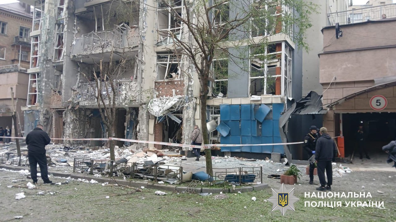 Нічний обстріл окупантів: у поліції показали кадри наслідків у Києві (фото)