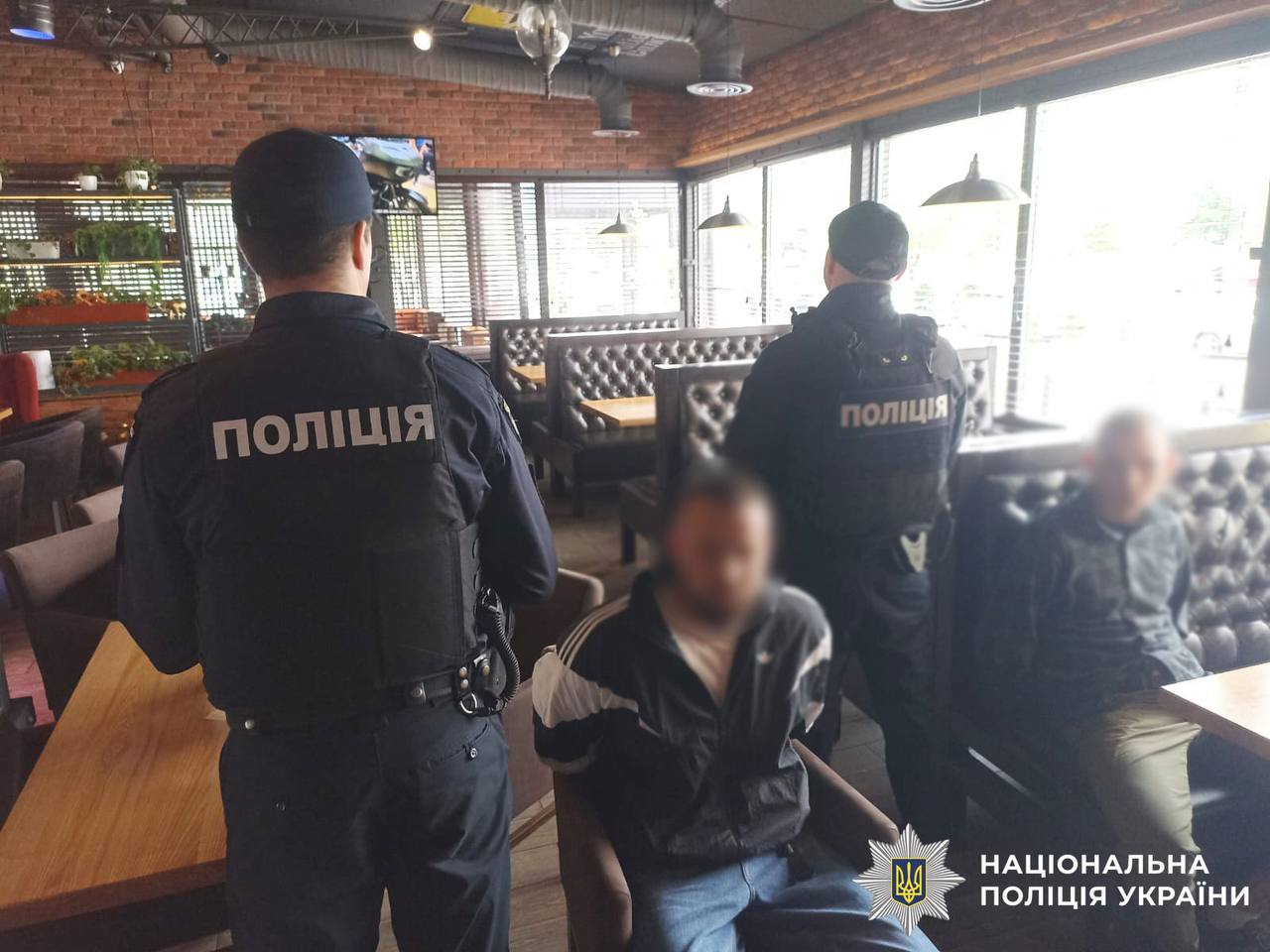 У Києві двоє чоловіків стріляли з пістолета на швидкості під час поїздки в автівці (фото, відео)