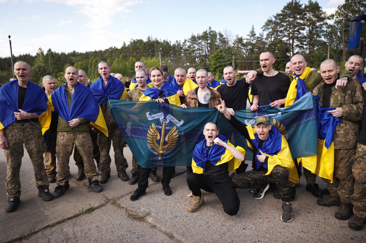 Перша частина полонених у межах обміну 1000 на 1000 повернулася на Батьківщину (фото, відео)