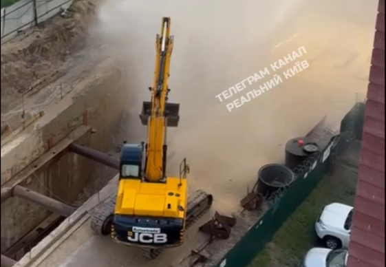 Прорив труби вдруге за тиждень стався на будівництві метрополітену в Києві (відео)
