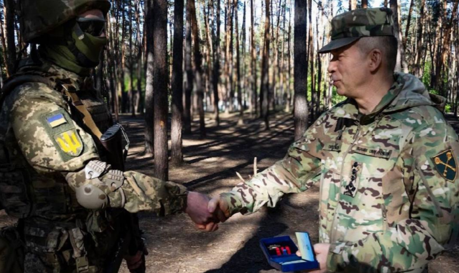Сирський високо оцінив Курську операцію та відзначив воїнів бойовими нагородами