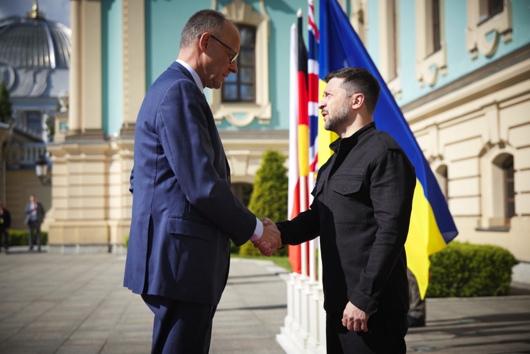 Зеленський прибув до Німеччини: ЗМІ пишуть про термінову зустріч із Мерцем (відео)