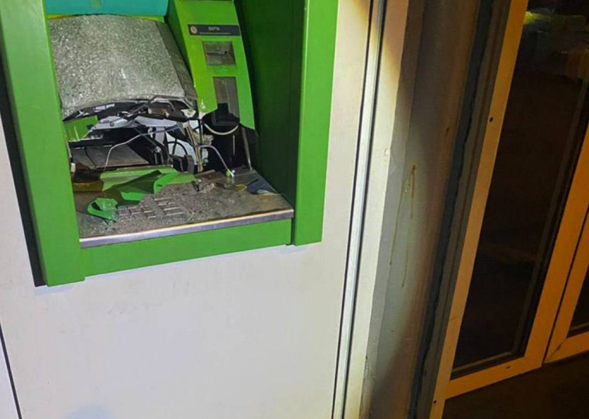У Києві чоловік розтрощив банкомат через дивну причину: зловмисника затримали (фото)